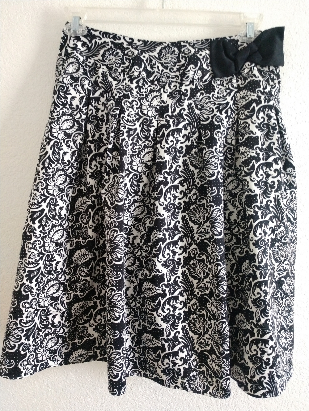 Pretty Apt. 9 Black White Floral Satin Skirt A Line Pleated Size 6